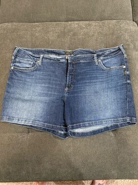 Silver Jeans Co. Plus Size Elyse Mid Rise Short, 24x5"